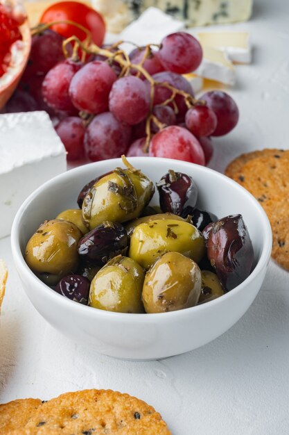 Mediterrane frische Oliven auf weißem Tisch