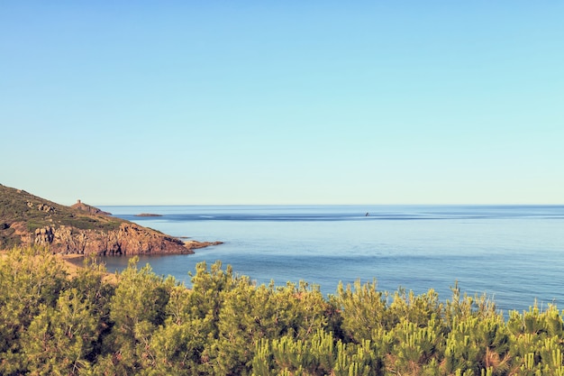 Mediterrane Seelandschaft am frühen Morgen.