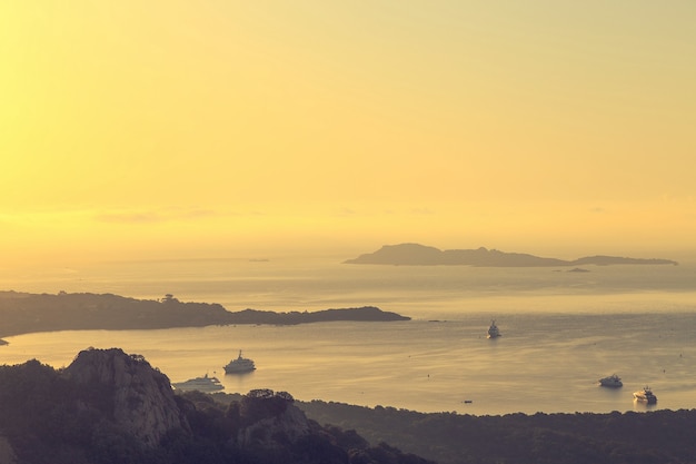 Mediterrane Seelandschaft am frühen Morgen.