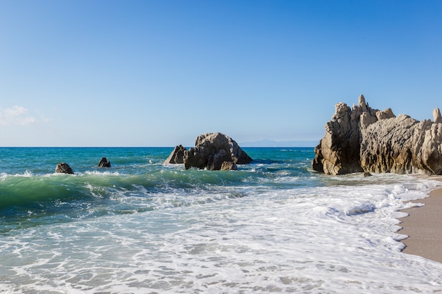 Mediterrane Seelandschaft, blaues Meer, Felsen an der Küste, Sommertag