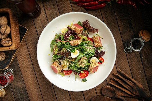 Mediterraner Nitzardsalat mit gebratenem Thunfisch