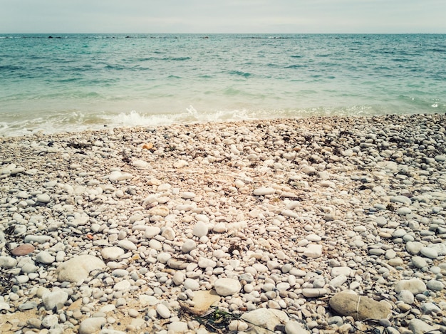 Mediterraner Steinstrand und Meer