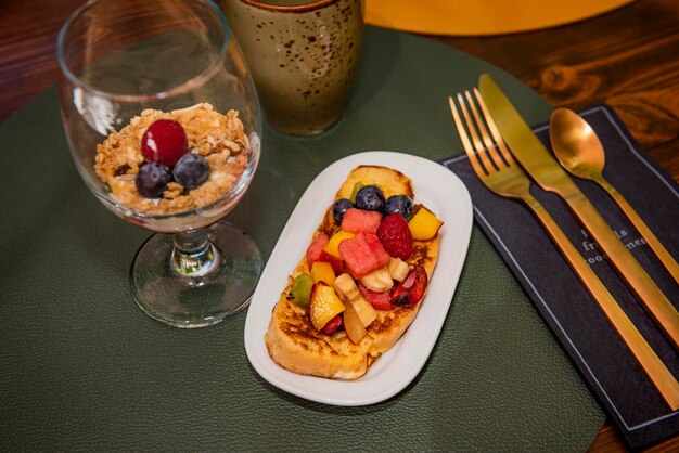 Mediterranes Frühstück im Freien im Innenhof bei einem Hausfruchttoast