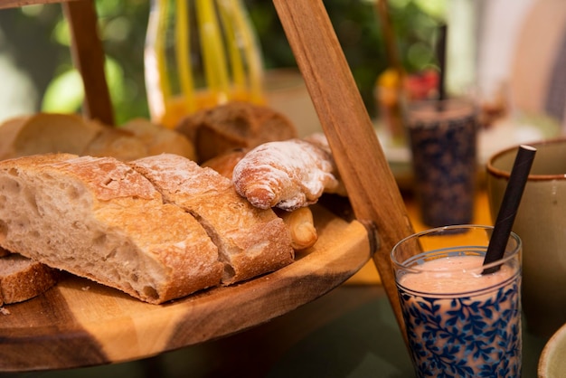 Mediterranes Frühstück im Freien im Innenhof eines Hauses Brotdetails