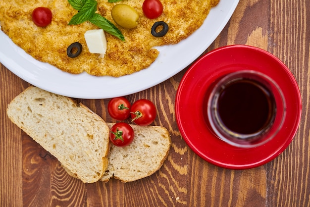 Mediterranes Frühstück mit Tee, Omelett und Brot