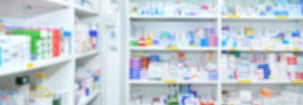 Medizin auf Regalen im Apothekeninnenraum mit verschwommenem Hintergrund