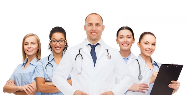 Medizin, Beruf, Teamarbeit und Gesundheitskonzept - internationale Gruppe lächelnder Mediziner oder Ärzte mit Klemmbrett und Stethoskopen auf weißem Hintergrund