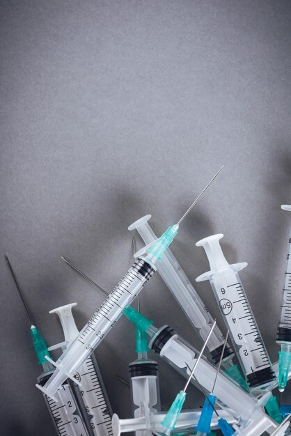 Foto medizin ein bündel von verschiedenen spritzen auf einem grauen hintergrund