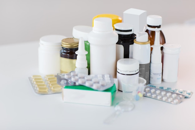 Medizin, Gesundheitswesen und Apotheke Konzeptverpackungen verschiedener Pillen und Arzneimittel