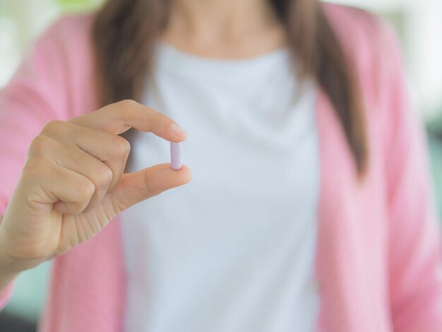 Medizin, Gesundheitswesenkonzept - Frauenhand, die Pillen hält.