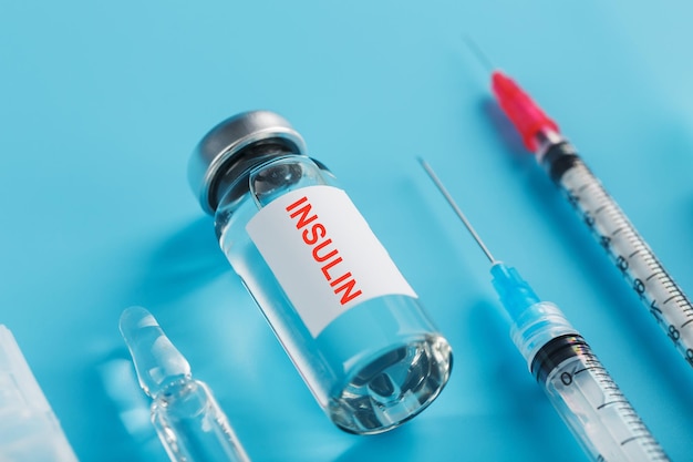 Medizin in Ampullen mit Insulinnadeln und Spritzen für die medizinische subkutane Injektion