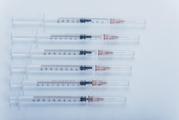 Medizin Injektionsimpfstoff und Einwegspritze isoliertes Arzneimittelkonzept Sterile Durchstechflasche medizinisch