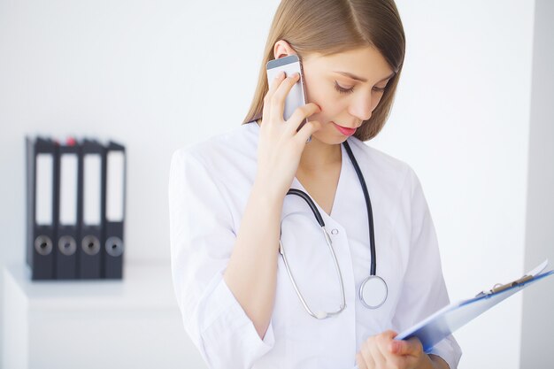 Medizin. Junge Ärztin in der modernen Klinik