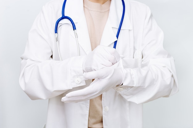 Foto medizin nahaufnahme im weißen kittel tragen handschuhe