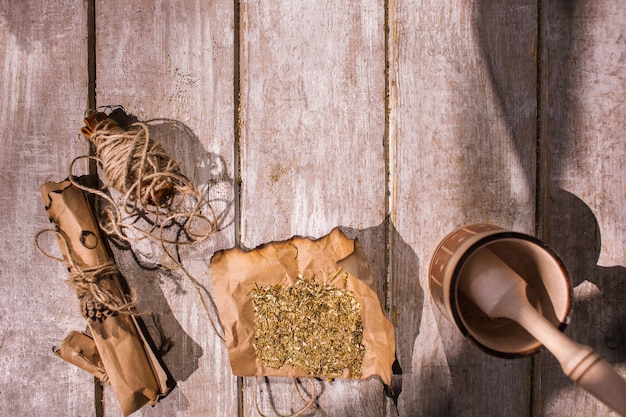 Medizin. Natürliches Kraut der Blumenzutaten auf Holz.