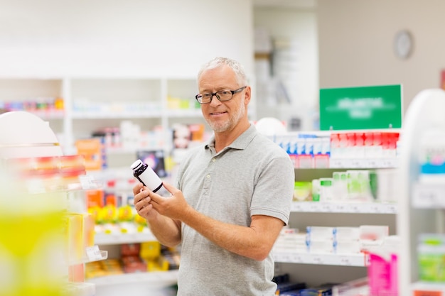 Medizin, Pharmazie, Gesundheitswesen und Menschenkonzept älterer männlicher Kunde mit Medikamenten in der Apotheke