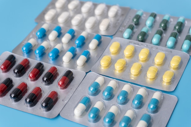 Medizin Pillen auf blauem Hintergrund Textfreiraum für Text Assorted Pharmaceutical Gesundes Essen, Lifes