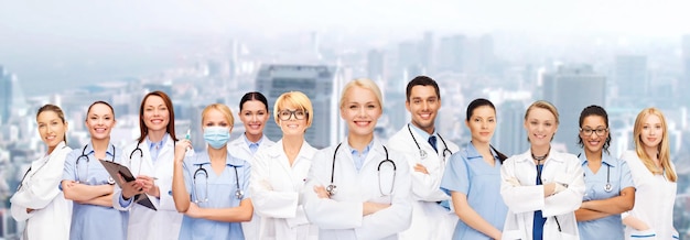 medizin- und gesundheitskonzept - team oder gruppe von ärzten und krankenschwestern