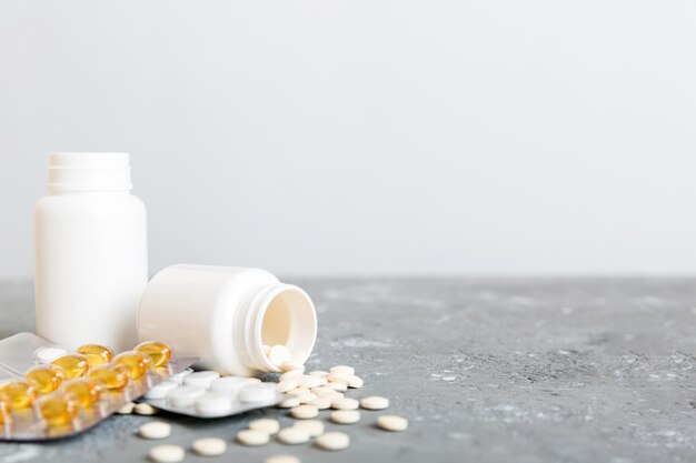 Foto medizin zur behandlung von hiv-infektionen pillen und kapseln und schlacht auf dem tisch verschiedene bunte tabletten auf farbigem hintergrund mit kopierbereich