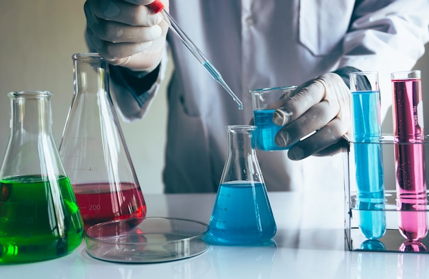 Foto medizindoktor mit spritze in der hand und bunten glasflaschen