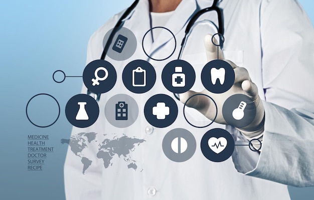Medizindoktorhand, die mit moderner Computerschnittstelle arbeitet