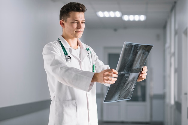Mediziner mit Röntgenstrahl in der Klinik