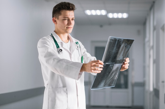 Foto mediziner mit röntgenstrahl in der klinik