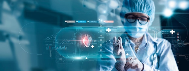 Mediziner und Kardiologe diagnostizieren und untersuchen das virtuelle Herz des Patienten mit intelligenter Software