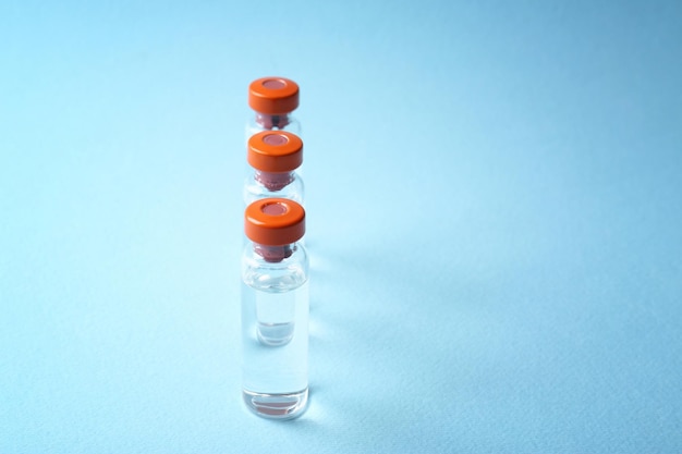 Foto medizinische ampullen auf farbigem hintergrund impfkonzept
