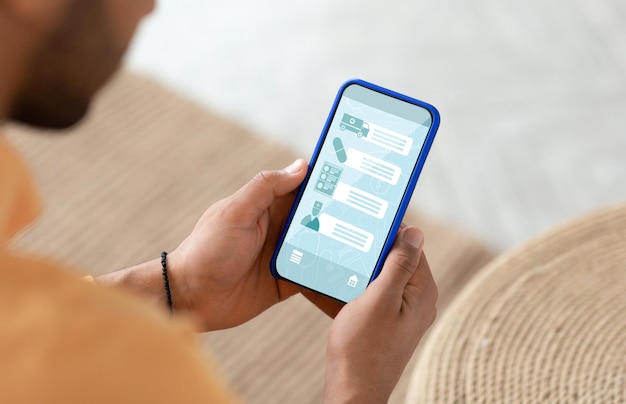 Medizinische App Unerkennbarer Mann surft zu Hause auf dem Smartphone durch die Telemedizin-Anwendung