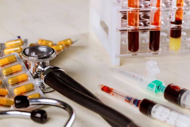 Medizinische Ausrüstung Blutuntersuchung einschließlich Stethoskop pharmazeutische Medizin Pillen Tabletten und