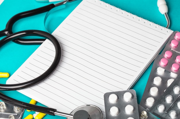 Medizinische Ausrüstung: Stethoskop, Thermometer und Medizin auf Blau