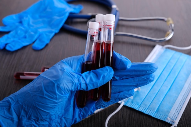 Medizinische Ausrüstung und Blutfläschchen mit Blutprobe