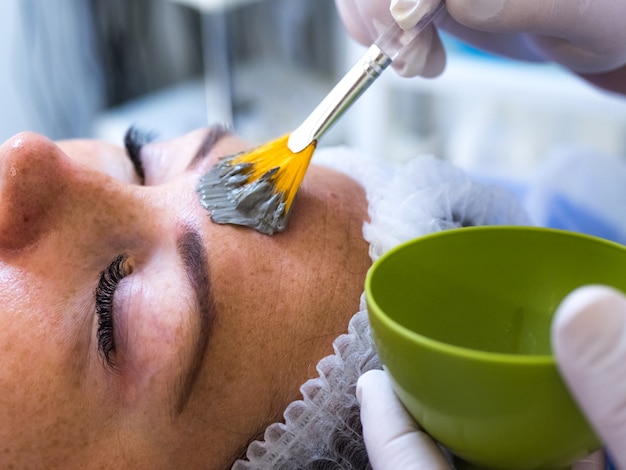 Foto medizinische behandlung in der klinik hautpflege kosmetologie für frauen