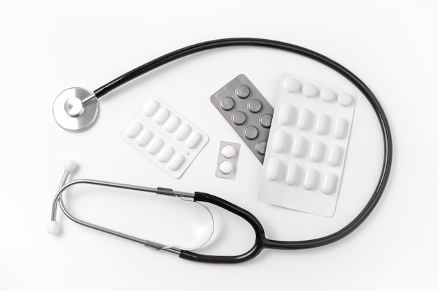 Medizinische Geräte auf weißem Hintergrund. Stethoskop, Pillen, Tabletten. Medizinische Geräte. Medizin und Gesundheitswesen.