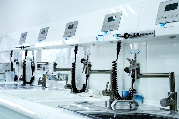 Medizinische Geräte im Vordergrund des Patientenzimmers
