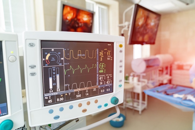 Medizinische Geräte Interior Hospital Design Concept Zwei Bildschirme im Operationssaal Innenraum des Operationssaals in einem modernen Klinikmonitor mit Tests in der Nähe