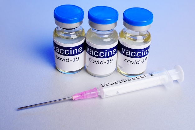 Medizinische Gläser mit der Aufschrift "Vaccine. Covid-19". Impfung gegen Coronavirus-Infektion