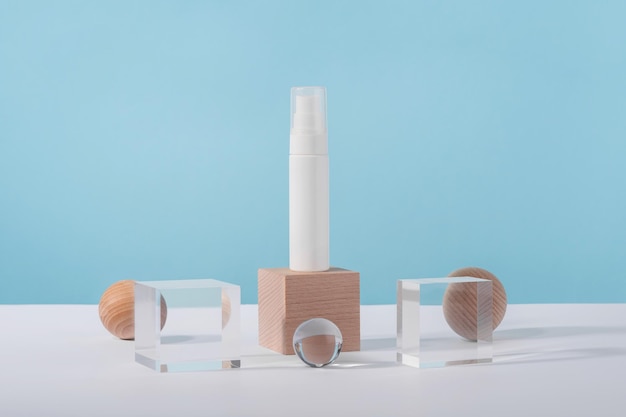 Medizinische Hautpflege- und Kosmetikcreme-Mockup auf Acrylblock-Piedestal-Podium mit stilvollen Requisiten aus Glas