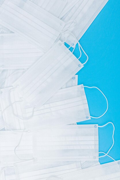 Medizinische Hygienemaske Gesichtsschutzmasken auf blauem Hintergrund