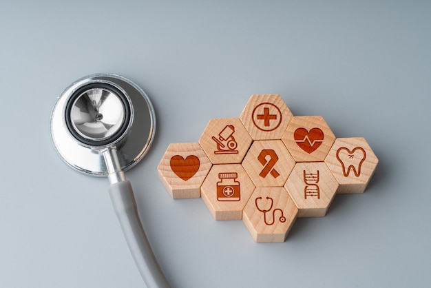 Foto medizinische ikone auf sechseckpuzzle für die globale gesundheitsversorgung