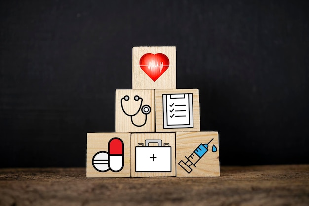 Foto medizinische ikone auf würfelpyramide medizin- und krankenversicherungskonzepte