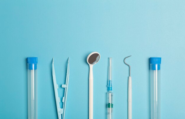 Medizinische instrumente geräte und gegenstände auf dem farbigen tisch in der krankenhausspritze reagenzglas pinzette gesundheitswesen medizin behandlung und ärzte konzept hochwertiges foto