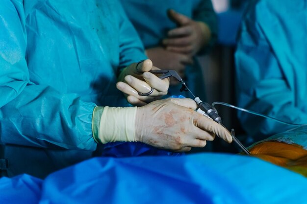 Medizinische Instrumente in den Händen des Chirurgen Betriebsprozess im Krankenhaus Ärzte, die mit chirurgischen Werkzeugen operieren