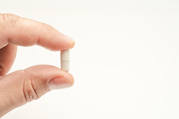 Foto medizinische kapsel mit medizin in der hand auf einem weißen, isolierten hintergrund