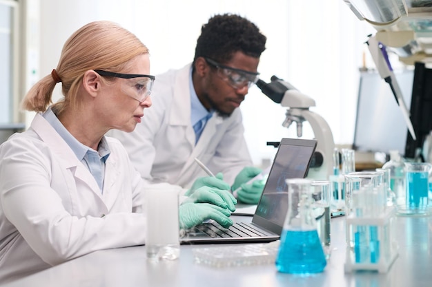 Medizinische Labortechniker am Schreibtisch