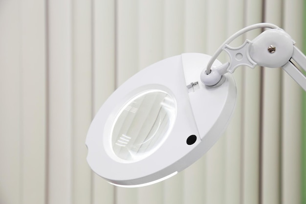 Medizinische Lampe mit Lupe in der modernen Klinik