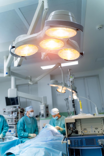 Medizinische Lampen im Operationssaal. Moderne Ausstattung für die Chirurgie in modernster Klinik. Modernes Interieur des Operationssaals.