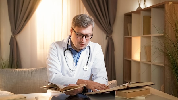 Medizinische Literatur Diagnose Studium inspirierte kluge Arzt Mann Lesen Enzyklopädie Buch