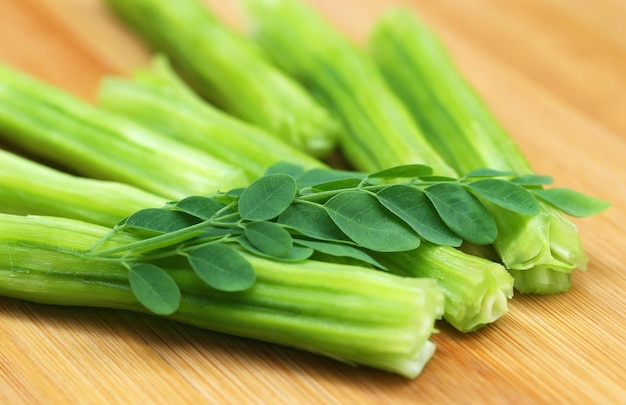 Medizinische Moringa Oleifera mit Blättern auf Holzoberfläche